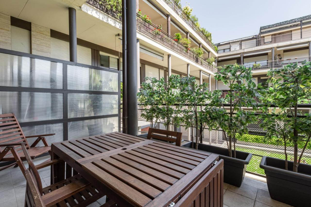 Ferienwohnung Elegant Loft With Balcony! Mailand Exterior foto