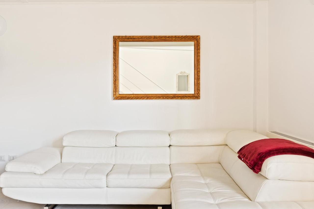 Ferienwohnung Elegant Loft With Balcony! Mailand Exterior foto