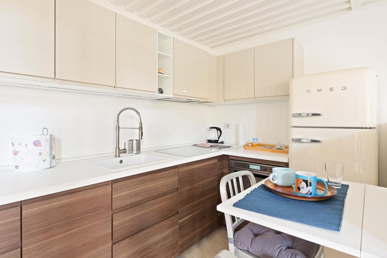Ferienwohnung Elegant Loft With Balcony! Mailand Exterior foto